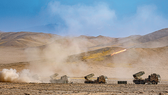 新疆軍區(qū)某團(tuán)開(kāi)展實(shí)彈射擊訓(xùn)練