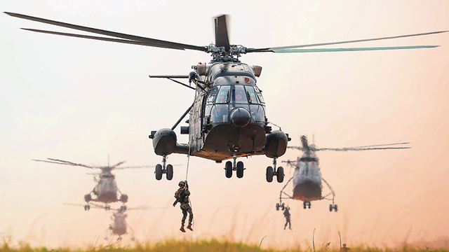 陸軍某旅組織索降訓(xùn)練